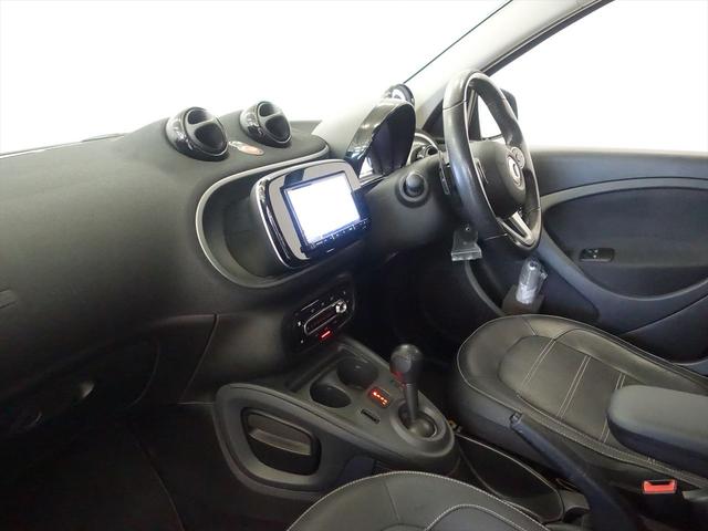 スマートフォーフォー ターボ　Ｂｌｕｅｔｏｏｔｈ接続　ＣＤ　ＤＶＤ再生　ＥＴＣ　ＴＶ　アイドリングストップ　クルーズコントロール　サンルーフ・ガラスルーフ　シートヒーター　トランクスルー　ナビ　フロアマット　ミュージックサーバー（17枚目）