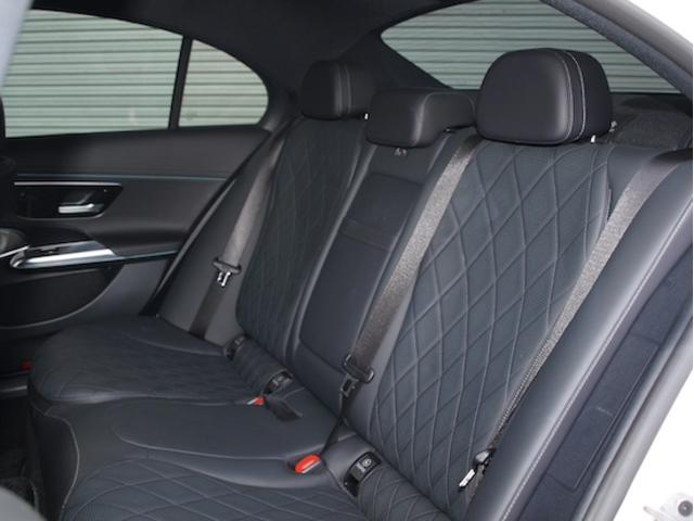 Ｅクラス Ｅ２２０　ｄ　アバンギャルド　ＡＭＧラインパッケージ・レザー　エクスクルーシブパッケージ・アドバンスドパッケージ・デジタルインテリアパッケージ（15枚目）