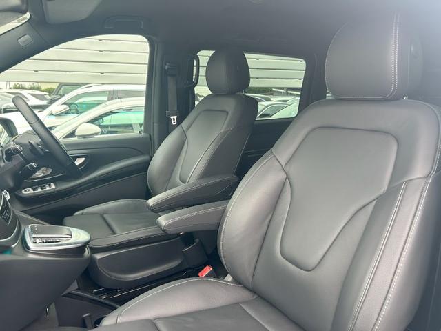 Ｖクラス Ｖ２２０　ｄ　アバンギャルド　ロング　ＡＭＧラインパッケージ　エクスクルーシブシートパッケージ　３列シート　Ｂｌｕｅｔｏｏｔｈ接続　ＥＴＣ　ＬＥＤヘッドライト　ＴＶ　アイドリングストップ　オットマン　クルーズコントロール　コネクテッド機能（14枚目）