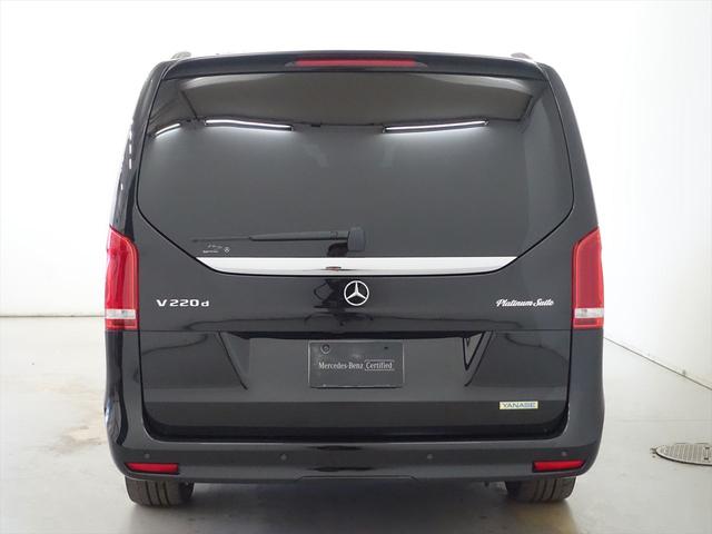 ヤナセの中古車は、すべて第三者検査専門機関（ＡＩＳ）によって、内外装から機関にいたるまで公正かつ厳正に検査されます。検査後、経験豊富なスタッフが、記録簿の確認、ＣＰＵ診断テストなどを実施いたします。