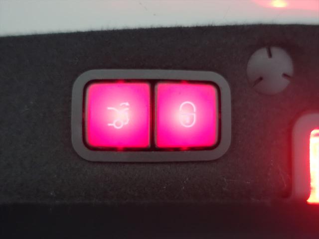 Ｃクラス Ｃ２００　アバンギャルド　ＡＭＧライン　レザーエクスクルーシブパッケージ　レーダーセーフティパッケージ　Ｂｌｕｅｔｏｏｔｈ接続　ＥＴＣ　ＬＥＤヘッドライト　ＴＶ　アイドリングストップ　クルーズコントロール　コネクテッド機能（26枚目）