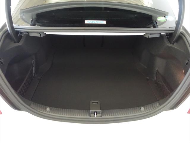 Ｃクラス Ｃ１８０　ローレウスエディション　レーダーセーフティパッケージ　Ｂｌｕｅｔｏｏｔｈ接続　ＣＤ　ＤＶＤ再生　ＥＴＣ　ＬＥＤヘッドライト　ＴＶ　アイドリングストップ　クルーズコントロール　コネクテッド機能　シートヒーター　トランクスルー（25枚目）