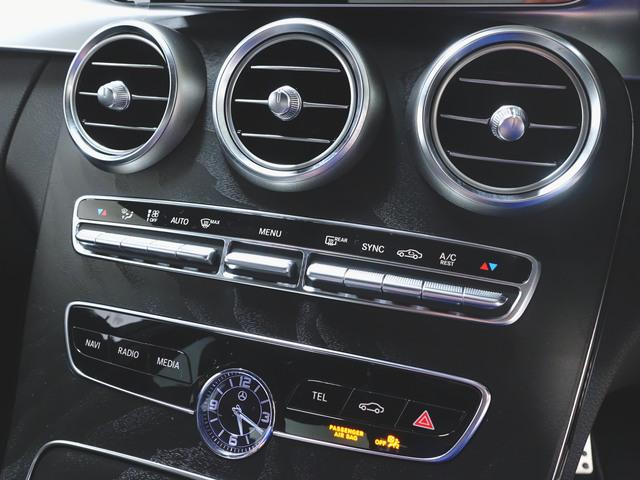 Ｃクラス Ｃ２００　ローレウスエディション　スポーツプラスパッケージ　レザーエクスクルーシブパッケージ　Ｂｌｕｅｔｏｏｔｈ接続　ＥＴＣ　ＬＥＤヘッドライト　ＴＶ　アイドリングストップ　クルーズコントロール　コネクテッド機能　サイドカメラ（18枚目）