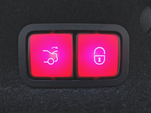 Ｃクラス Ｃ２００　ローレウスエディション　スポーツプラスパッケージ　レザーエクスクルーシブパッケージ　Ｂｌｕｅｔｏｏｔｈ接続　ＥＴＣ　ＬＥＤヘッドライト　ＴＶ　アイドリングストップ　クルーズコントロール　コネクテッド機能　サイドカメラ（28枚目）