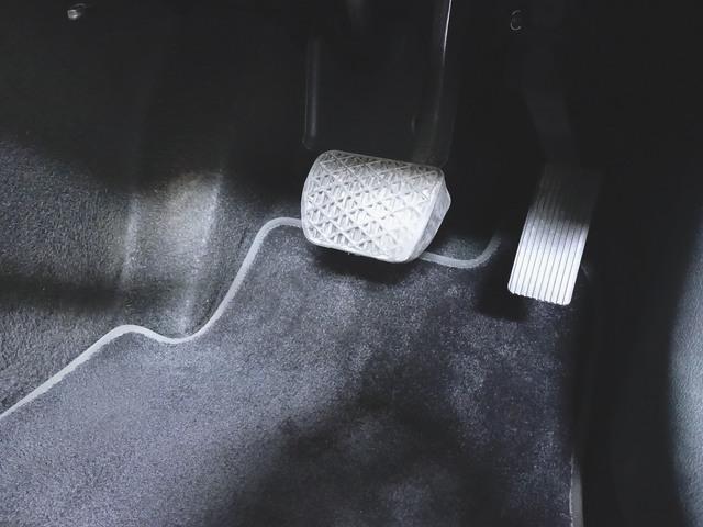 Aクラス A180 ナビゲーションパッケージ Bluetooth接続 ETC LEDヘッドライト TV アイドリングストップ クルーズコントロール コネクテッド機能 トランクスルー ナビ バックモニター フロアマット(9枚目)