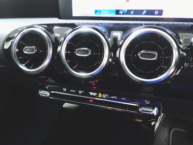 Aクラス A180 ナビゲーションパッケージ Bluetooth接続 ETC LEDヘッドライト TV アイドリングストップ クルーズコントロール コネクテッド機能 トランクスルー ナビ バックモニター フロアマット(18枚目)