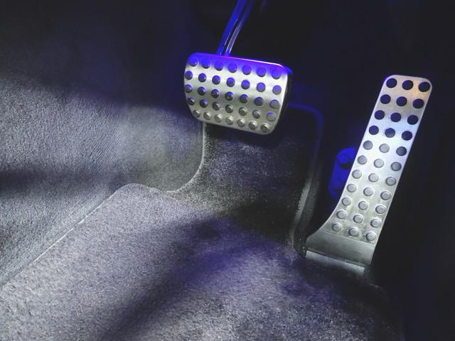 Ｅクラス Ｅ２２０　ｄ　スポーツ　ＡＭＧラインインテリアパッケージ　エクスクルーシブパッケージ　Ｂｌｕｅｔｏｏｔｈ接続　ＥＴＣ　ＬＥＤヘッドライト　ＴＶ　アイドリングストップ　クルーズコントロール　コネクテッド機能　サイドカメラ（9枚目）