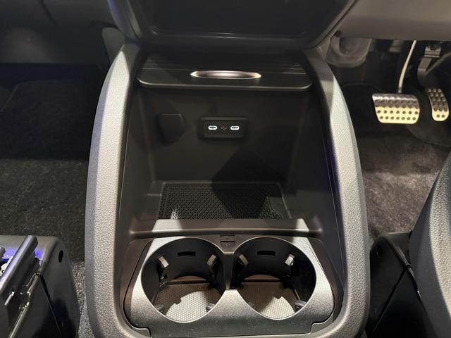 Ｖクラス Ｖ２２０　ｄ　エクストラロング　ＡＭＧラインパッケージ　３列シート　Ｂｌｕｅｔｏｏｔｈ接続　ＤＶＤ再生　ＥＴＣ　ＬＥＤヘッドライト　ＴＶ　アイドリングストップ　クルーズコントロール　コネクテッド機能　サイドカメラ　シートヒーター（5枚目）