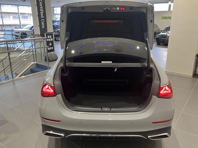 ヤナセの中古車は、すべて第三者検査専門機関（ＡＩＳ）によって、内外装から機関にいたるまで公正かつ厳正に検査されます。検査後、経験豊富なスタッフが、記録簿の確認、ＣＰＵ診断テストなどを実施いたします。