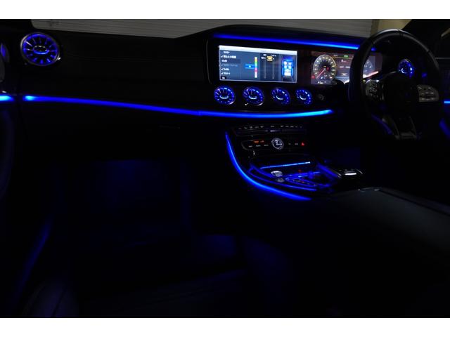 自分だけの室内空間を演出するマルチカラーアンビエントライトを装備しております！ラバースタッド付きステンレスペダルなど随所にこだわりを見せたモデルです！