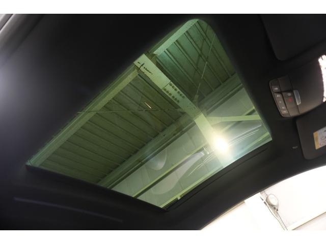 ガラススライディングルーフを装着！スイッチ一つでお手軽にチルト＆スライディング致しますので、開放的な室内空間を演出いたします♪