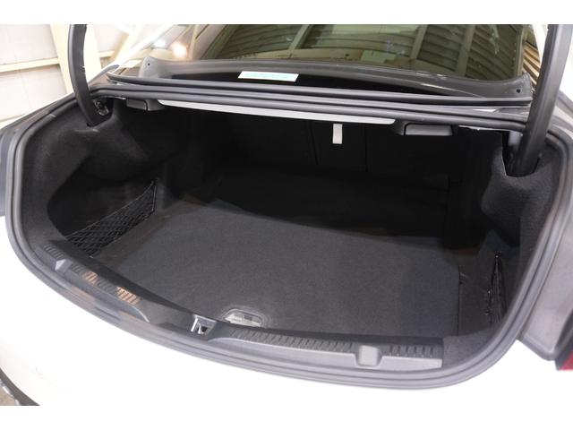 ゴルフバックも収納可能な広々としたトランクルームです！分割可倒式シートを採用しており、リアシートを倒しての長尺物の収納も行えます！