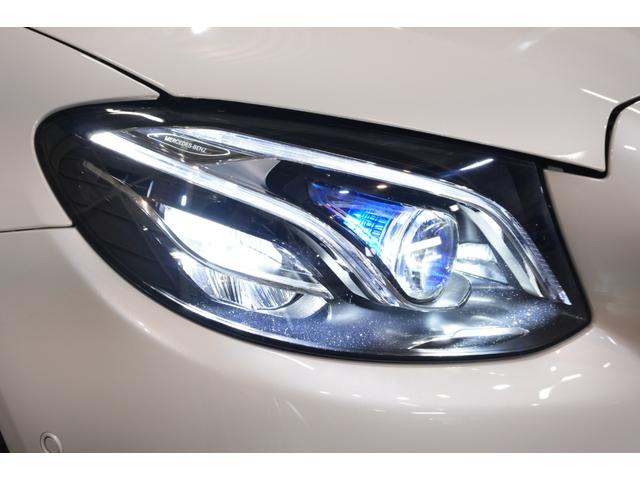 視認性に優れるマルチビームＬＥＤヘッドライトを装備！オートライトは勿論、自動で照射角を調整するインテリジェントライト＆アダプティブハイビームアシストを装備しております！