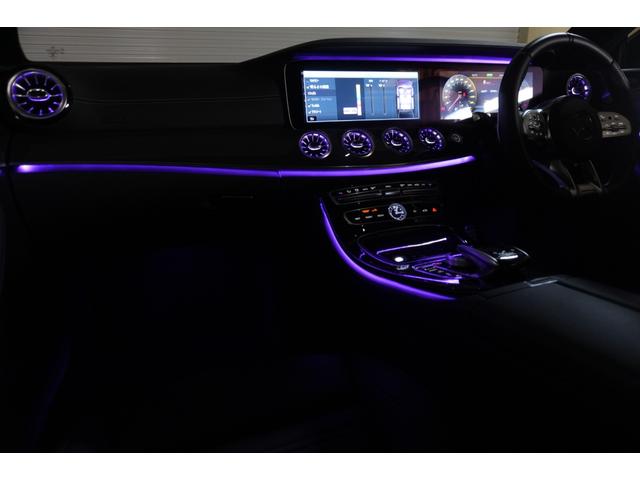 【大型ガレージ完備！天候を気にせずお車をご覧頂く事が可能です！】