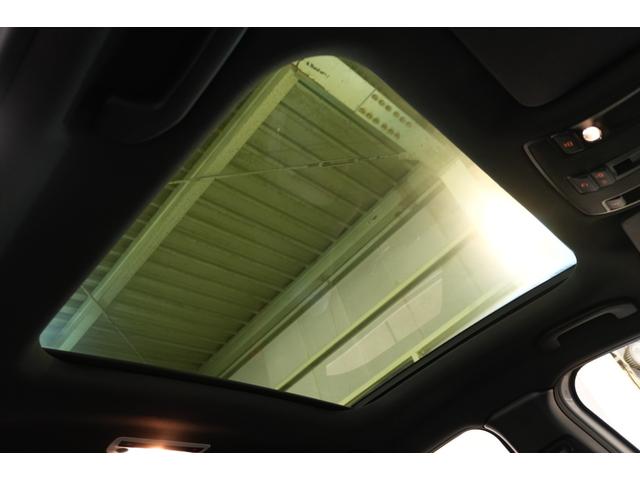 パノラミックガラススライディングルーフを装着！スイッチ一つでお手軽にチルト＆スライディング致しますので、開放的な室内空間を演出いたします♪