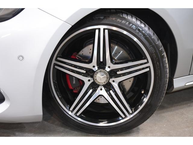 ＡＭＧ１８インチアルミホイールで、スタイリッシュな足元を演出！制動力・操作性に優れたドリルドローター＆ロゴ入りキャリパーも備わっております！キャリパー塗装もご相談下さいませ！