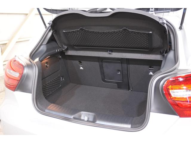 ゴルフバックも収納可能な広々としたトランクルームです！分割可倒式シートを採用しており、リアシートを倒しての長尺物の収納も行えます！