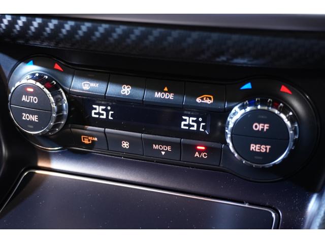 左右独立温度調整可能なオートエアコン等、快適装備が備わっております。