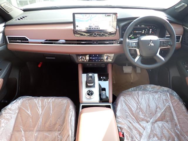 アウトランダーPHEV Pエグゼクティブパッケージ メーカー保証 CEV補助 セミアニリンレザー サンルーフ マイパイロット デジタルインナーミラー YAMAHAスピーカー 12.3インチディスプレイナビ HUD 全方位カメラ ミツビシコネクト(7枚目)