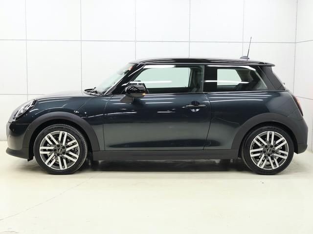 MINI クーパーC クラシック・トリム 認定中古車/ナビ/クラシックトリム/アップルカープレイ/アンドロイドオート/シートヒーター/ステアリングヒーター/ACC/ETC/16AW/LEDヘッドライト/バックカメラ/前後センサー/衝突軽減(3枚目)