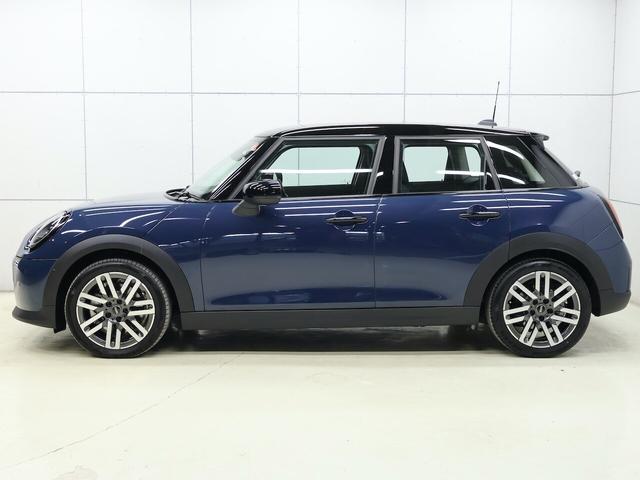 MINI クーパーC クラシック・トリム 認定中古車/ナビ/クラシックトリム/アップルカープレイ/アンドロイドオート/シートヒーター/ステアリングヒーター/ACC/ETC/17AW/LEDヘッドライト/バックカメラ/前後センサー/衝突軽減(5枚目)