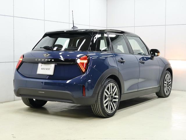 MINI クーパーC クラシック・トリム 認定中古車/ナビ/クラシックトリム/アップルカープレイ/アンドロイドオート/シートヒーター/ステアリングヒーター/ACC/ETC/17AW/LEDヘッドライト/バックカメラ/前後センサー/衝突軽減(16枚目)