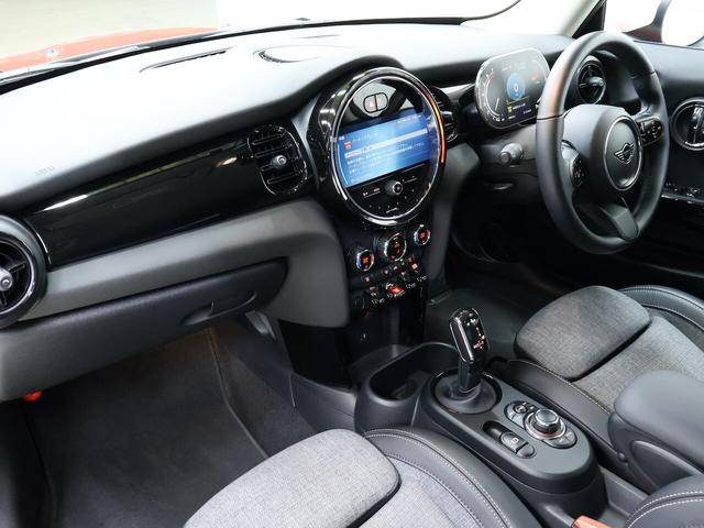 MINI クーパー 3ドア DCT AppleCarPlay アクティブクルーズ 前後障害物センサーRカメラ Bluetooth ETC LEDライト スマートキー USB 17インチホイール(14枚目)