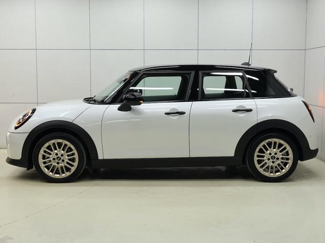 ＭＩＮＩ 　クーパーＣ　５ドア　ＤＣＴ　認定中古車／ナビ／ＦＡＶＯＲＥＤトリム／アップルカープレイ／アンドロイドオート／シートヒーター／ステアリングヒーター／ＡＣＣ／ＥＴＣ／１７ＡＷ／ＬＥＤヘッドライト（3枚目）