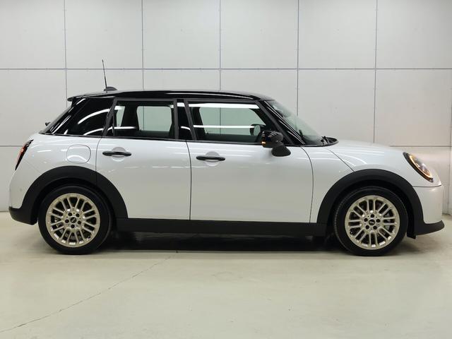 ＭＩＮＩ 　クーパーＣ　５ドア　ＤＣＴ　認定中古車／ナビ／ＦＡＶＯＲＥＤトリム／アップルカープレイ／アンドロイドオート／シートヒーター／ステアリングヒーター／ＡＣＣ／ＥＴＣ／１７ＡＷ／ＬＥＤヘッドライト（4枚目）