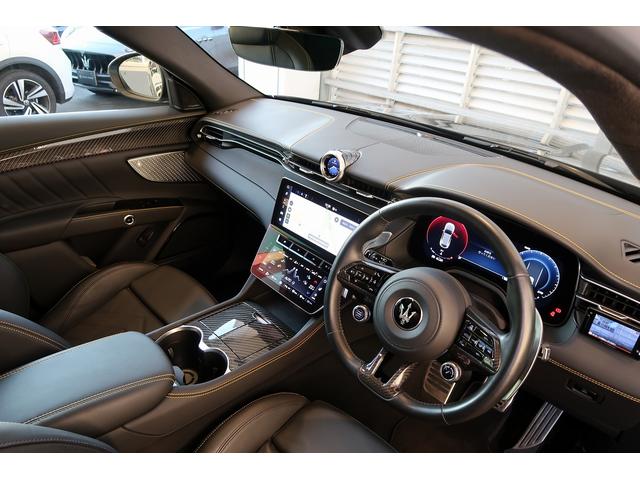 グレカーレ モデナ　パノラマサンルーフ　エアサスペンション　セキュリティーアラーム　イエローキャリパー　スポーツプレミアムレザーシート　パノラマサンルーフ　インテリアカーボンマクロトゥイル（3枚目）