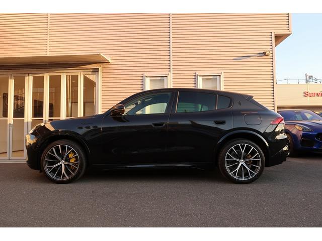 グレカーレ モデナ　パノラマサンルーフ　エアサスペンション　セキュリティーアラーム　イエローキャリパー　スポーツプレミアムレザーシート　パノラマサンルーフ　インテリアカーボンマクロトゥイル（4枚目）