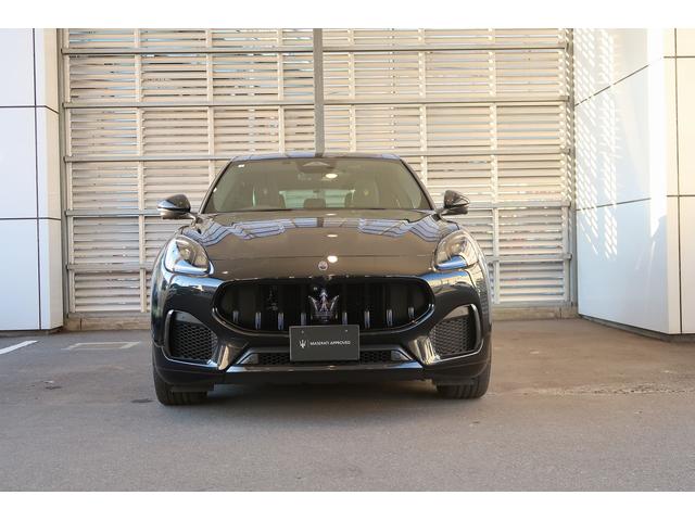 グレカーレ モデナ　パノラマサンルーフ　エアサスペンション　セキュリティーアラーム　イエローキャリパー　スポーツプレミアムレザーシート　パノラマサンルーフ　インテリアカーボンマクロトゥイル（5枚目）