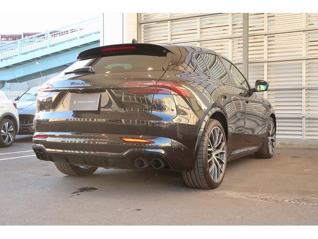 グレカーレ モデナ　パノラマサンルーフ　エアサスペンション　セキュリティーアラーム　イエローキャリパー　スポーツプレミアムレザーシート　パノラマサンルーフ　インテリアカーボンマクロトゥイル（8枚目）