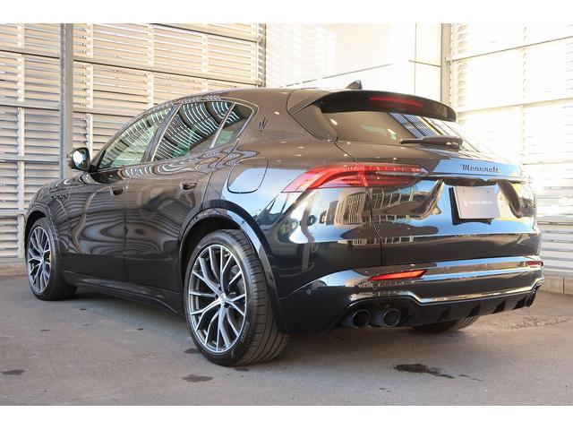 グレカーレ モデナ　パノラマサンルーフ　エアサスペンション　セキュリティーアラーム　イエローキャリパー　スポーツプレミアムレザーシート　パノラマサンルーフ　インテリアカーボンマクロトゥイル（10枚目）