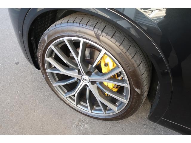 グレカーレ モデナ　パノラマサンルーフ　エアサスペンション　セキュリティーアラーム　イエローキャリパー　スポーツプレミアムレザーシート　パノラマサンルーフ　インテリアカーボンマクロトゥイル（22枚目）