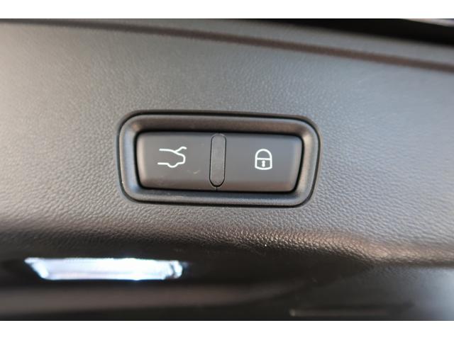 グレカーレ モデナ　パノラマサンルーフ　エアサスペンション　セキュリティーアラーム　イエローキャリパー　スポーツプレミアムレザーシート　パノラマサンルーフ　インテリアカーボンマクロトゥイル（28枚目）