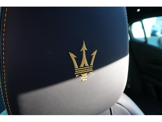 グレカーレ モデナ　パノラマサンルーフ　エアサスペンション　セキュリティーアラーム　イエローキャリパー　スポーツプレミアムレザーシート　パノラマサンルーフ　インテリアカーボンマクロトゥイル（32枚目）