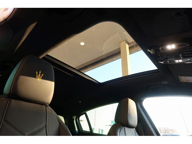 グレカーレ モデナ　パノラマサンルーフ　エアサスペンション　セキュリティーアラーム　イエローキャリパー　スポーツプレミアムレザーシート　パノラマサンルーフ　インテリアカーボンマクロトゥイル（35枚目）