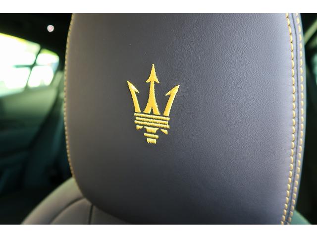 グレカーレ モデナ　パノラマサンルーフ　エアサスペンション　セキュリティーアラーム　イエローキャリパー　スポーツプレミアムレザーシート　パノラマサンルーフ　インテリアカーボンマクロトゥイル（41枚目）