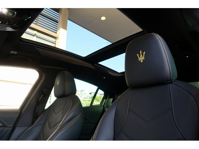 グレカーレ モデナ　パノラマサンルーフ　エアサスペンション　セキュリティーアラーム　イエローキャリパー　スポーツプレミアムレザーシート　パノラマサンルーフ　インテリアカーボンマクロトゥイル（45枚目）