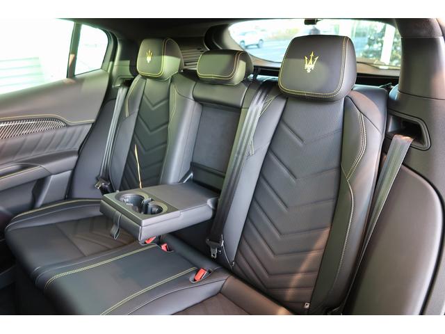 グレカーレ モデナ　パノラマサンルーフ　エアサスペンション　セキュリティーアラーム　イエローキャリパー　スポーツプレミアムレザーシート　パノラマサンルーフ　インテリアカーボンマクロトゥイル（46枚目）