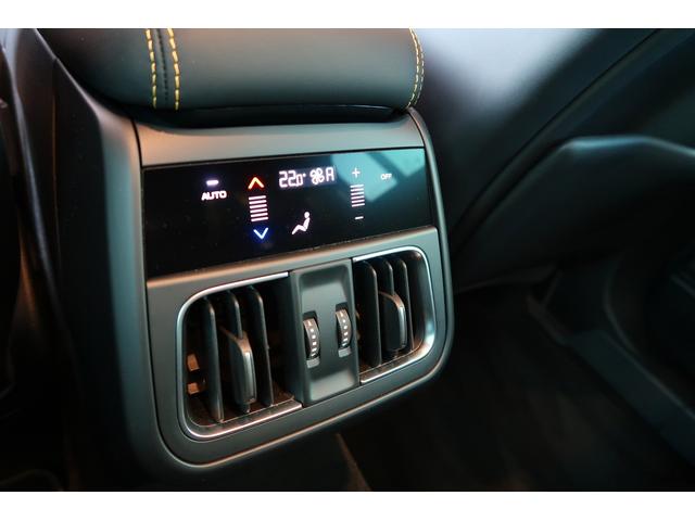 グレカーレ モデナ　パノラマサンルーフ　エアサスペンション　セキュリティーアラーム　イエローキャリパー　スポーツプレミアムレザーシート　パノラマサンルーフ　インテリアカーボンマクロトゥイル（47枚目）