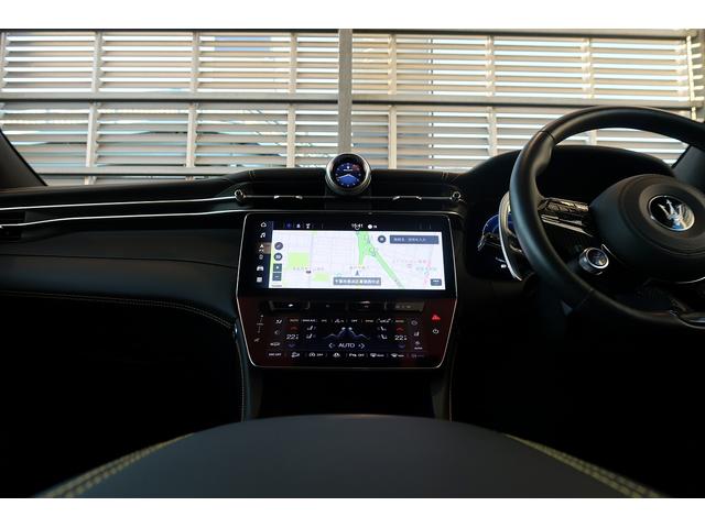 グレカーレ モデナ　パノラマサンルーフ　エアサスペンション　セキュリティーアラーム　イエローキャリパー　スポーツプレミアムレザーシート　パノラマサンルーフ　インテリアカーボンマクロトゥイル（49枚目）