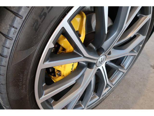 グレカーレ モデナ　パノラマサンルーフ　エアサスペンション　セキュリティーアラーム　イエローキャリパー　スポーツプレミアムレザーシート　パノラマサンルーフ　インテリアカーボンマクロトゥイル（71枚目）