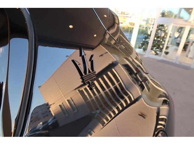 グレカーレ モデナ　パノラマサンルーフ　エアサスペンション　セキュリティーアラーム　イエローキャリパー　スポーツプレミアムレザーシート　パノラマサンルーフ　インテリアカーボンマクロトゥイル（73枚目）