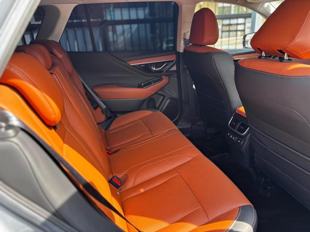 レガシィアウトバック リミテッドEX 4WD 1オーナー ブラウン&ブラックコンビレザー サンルーフ ブルメスターサラウンドシステム DVD視聴 禁煙車 タイヤ新品 TV/ナビキャンセラー(16枚目)