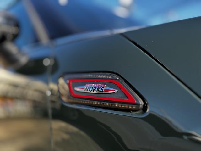 MINI ジョンクーパーワークス クラブマン 4WD 禁煙車 ブラックエクステリア 前後ドラレコ シートヒーター ルーフブラックラッピング 19AW(6枚目)