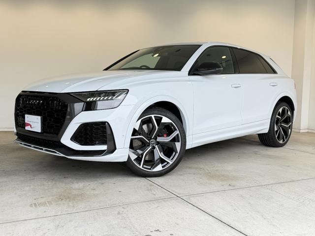 ＲＳ Ｑ８ ベースグレード　ワンオーナー　ＲＳスポーツエキゾースト　パノラマサンルーフ　カーボングロスブラックスタイリングパッケージ　デコラティブパネルカーボンツイル　プライバシーガラス　認定中古車（6枚目）