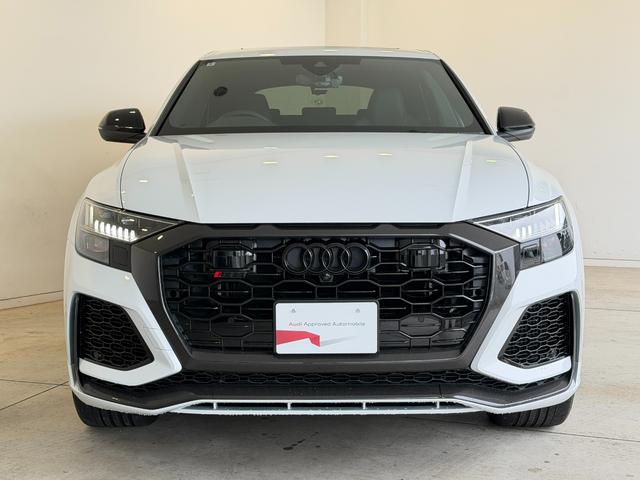 ＲＳ Ｑ８ ベースグレード　ワンオーナー　ＲＳスポーツエキゾースト　パノラマサンルーフ　カーボングロスブラックスタイリングパッケージ　デコラティブパネルカーボンツイル　プライバシーガラス　認定中古車（7枚目）