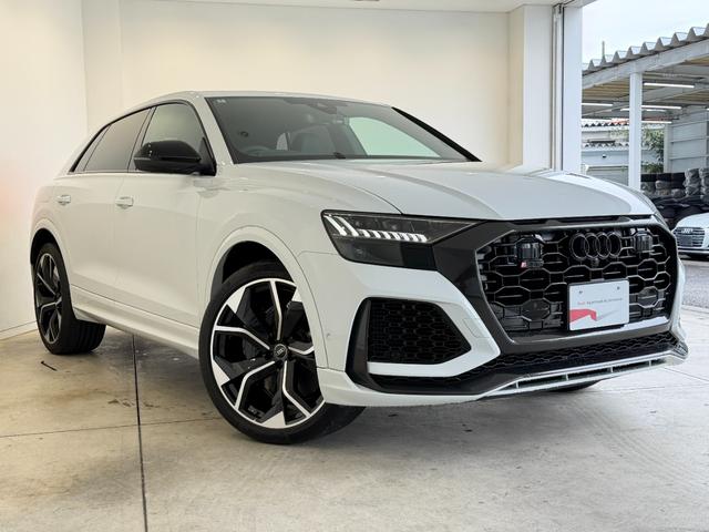 ＲＳ Ｑ８ ベースグレード　ワンオーナー　ＲＳスポーツエキゾースト　パノラマサンルーフ　カーボングロスブラックスタイリングパッケージ　デコラティブパネルカーボンツイル　プライバシーガラス　認定中古車（9枚目）